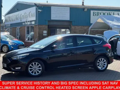 Begagnad Ford Focus Titanium 120 HK (88 kW) 2017 Svart Halvkombi