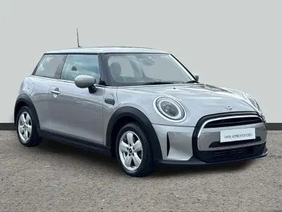 Usado Mini Cooper Classic 134 HP (98 kW) 2023 Prateado Citadino