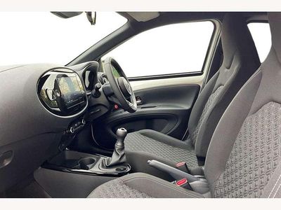 Used Toyota Aygo X 72 HP (52 kW) 2025 Pure white with black SUV