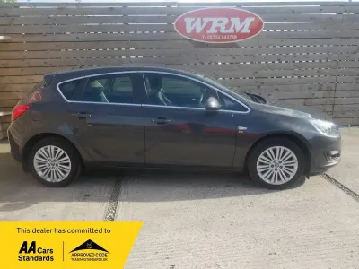 Usado Vauxhall Astra Excite 100 CV (73 kW) 2014 Gris Utilitario
