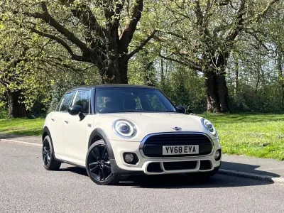 Begagnad Mini Cooper Hatch 136 HK (100 kW) 2019 Vit Halvkombi
