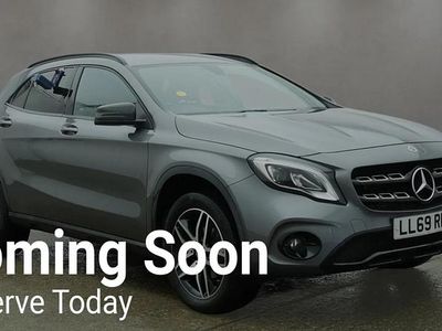 Usado Mercedes GLA180 Urban 122 HP (89 kW) 2019 Cinzento SUV