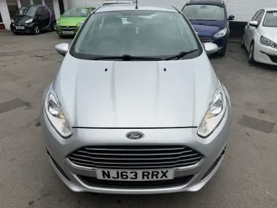 Begagnad Ford Fiesta Zetec 82 HK (60 kW) 2013 Silver Halvkombi