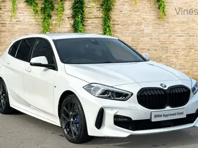 Begagnad BMW 118 M Sport 140 HK (102 kW) 2020 Vit Halvkombi