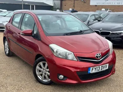Used Toyota Yaris 101 HP (74 kW) 2013 Red Hatchback
