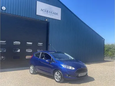 Używany Ford Fiesta Zetec 82 KM (60 kW) 2014 Niebieski Hatchback
