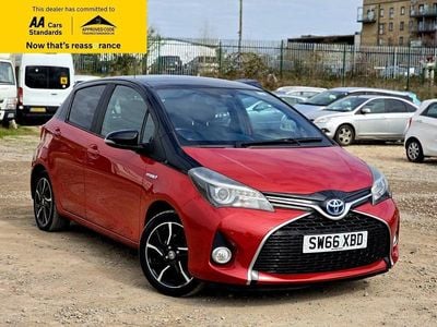 Used Toyota Yaris Hybrid Design 101 HP (74 kW) 2016 Red Hatchback
