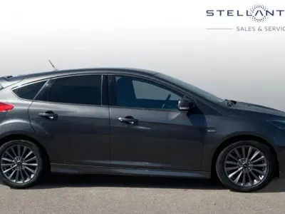 Used Ford Focus ST-Line 123 HP (90 kW) 2017 Grey Hatchback