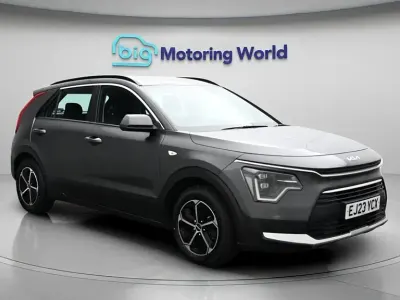 Begagnad Kia Niro 139 HK (102 kW) 2023 Grå SUV