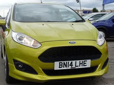 Begagnad Ford Fiesta Zetec 125 HK (91 kW) 2014 Gul Halvkombi