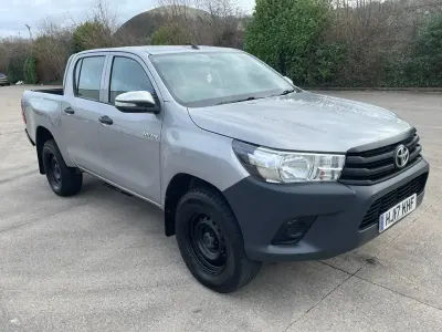 Käytetty Toyota HiLux Active 150 HP (110 kW) 2017 Hopea Nouto