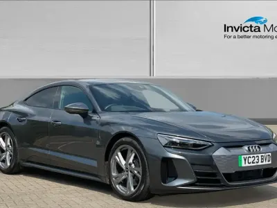 Usado Audi e-tron GT quattro Comfort 389 kW (530 HP) 2023 Cinzento Sedan