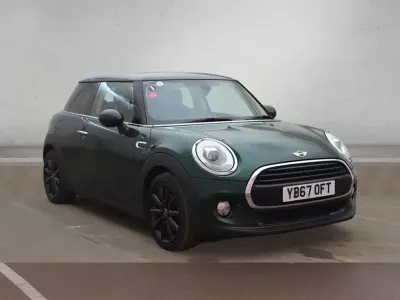 Usado Mini Cooper D Hatch 116 HP (85 kW) 2018 Verde Citadino