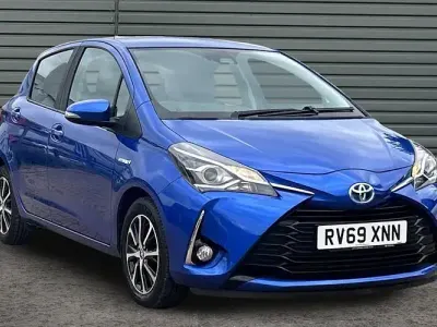 Used Toyota Yaris Hybrid 101 HP (74 kW) 2019 Blue Hatchback