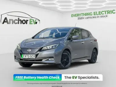 Begagnad Nissan Leaf N-Connecta 110 kW (150 HK) 2023 Grå Halvkombi