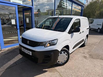 Begagnad Peugeot Partner Premium 100 HK (73 kW) 2023 Vit Minibuss