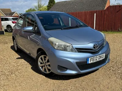 Begagnad Toyota Yaris 69 HK (50 kW) 2012 Blå Halvkombi