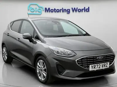 Usado Ford Fiesta Titanium 125 CV (91 kW) 2021 Gris Utilitario