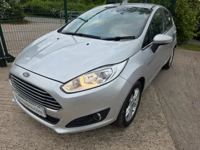 Usado Ford Fiesta Zetec 82 HP (60 kW) 2014 Prateado Citadino