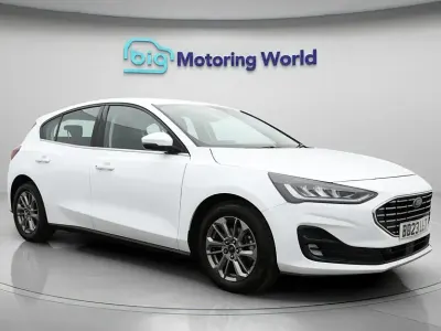 Begagnad Ford Focus Titanium 125 HK (91 kW) 2023 Vit Halvkombi