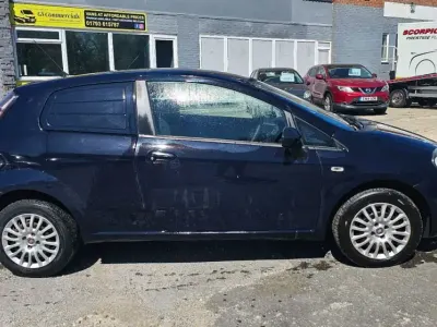 Używany Fiat Punto S 2014 Niebieski Hatchback