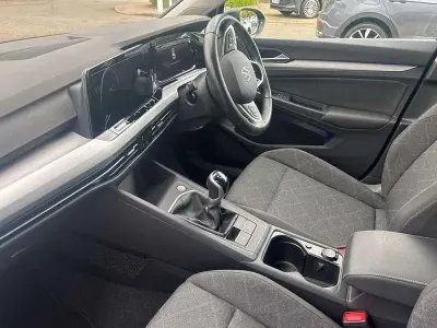 Second-hand VW Golf VIII Life 130 CP (95 kW) 2023 Negru Hatchback