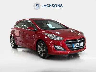 Used Hyundai i30 SE 100 HP (73 kW) 2016 Red Hatchback