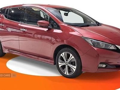 Begagnad Nissan Leaf N-Connecta 160 kW (218 HK) 2021 Röd Halvkombi