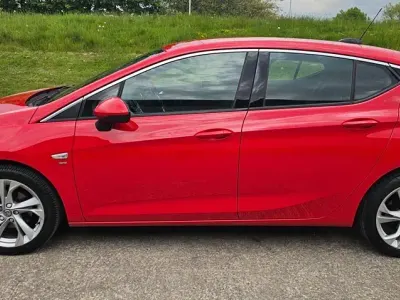 Używany Vauxhall Astra SRi 105 KM (77 kW) 2015 Czerwony Hatchback