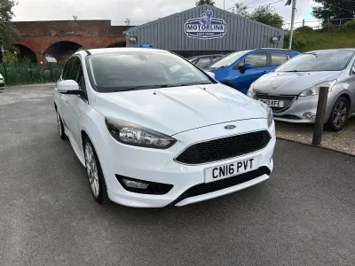 Used Ford Focus Zetec 125 HP (91 kW) 2016 White Hatchback
