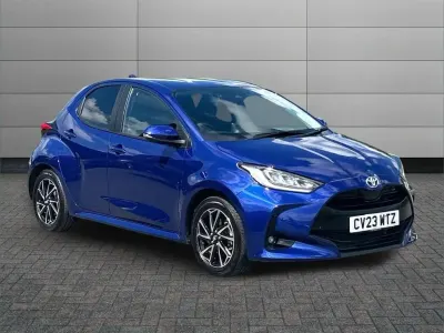 Usado Toyota Yaris Hybrid Design 113 HP (83 kW) 2023 Azul Citadino