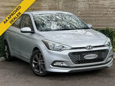 Begagnad Hyundai i20 SE 100 HK (73 kW) 2015 Silver Halvkombi