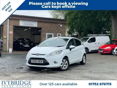Begagnad Ford Fiesta Titanium 95 HK (69 kW) 2012 Vit Halvkombi