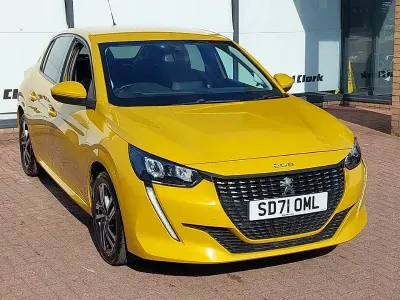 Used Peugeot 208 Allure 100 HP (73 kW) 2021 Yellow Hatchback