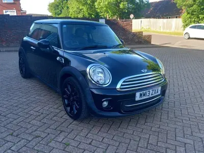 Usado Mini Cooper Hatch 122 CV (89 kW) 2013 Negro Utilitario