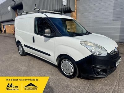 Second-hand Vauxhall Combo 105 CP (77 kW) 2014 Alb Monovolum
