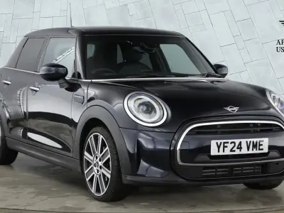 Używany Mini Cooper Exclusive 136 KM (100 kW) 2024 Czarny Hatchback