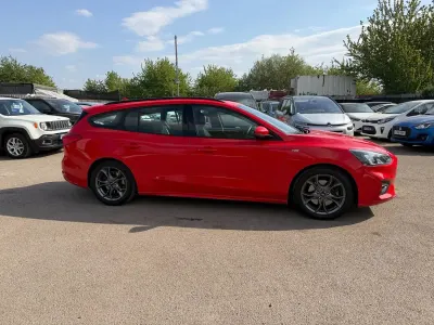Begagnad Ford Focus ST-Line 2020 Röd Kombi