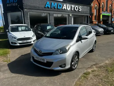 Używany Toyota Yaris SR 99 KM (72 kW) 2013 Srebrny Hatchback
