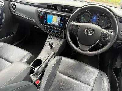 Used Toyota Auris Hybrid 136 HP (100 kW) 2018 Silver Hatchback