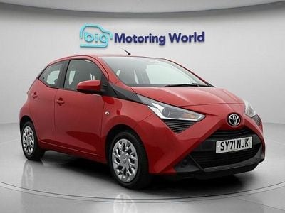 Begagnad Toyota Aygo X-play 71 HK (52 kW) 2021 Röd Halvkombi