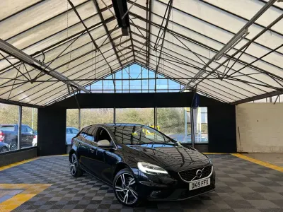 Usado Volvo V40 R-Design 2019 Negro Utilitario