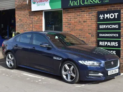 Begagnad Jaguar XE R-Sport 240 HK (176 kW) 2016 Blå Sedan