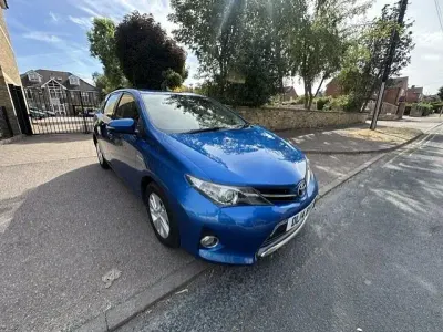 Used Toyota Auris Hybrid 136 HP (100 kW) 2014 Blue Hatchback