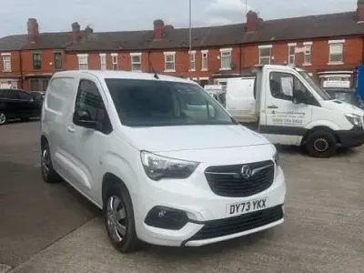 Usado Vauxhall Combo 100 CV (73 kW) 2023 Blanco Monovolumen