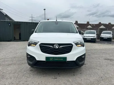 Second-hand Vauxhall Combo S 130 CP (95 kW) 2022 Alb Monovolum