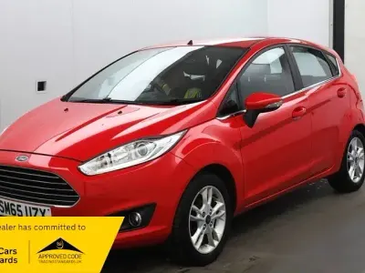 Usado Ford Fiesta Zetec 82 CV (60 kW) 2015 Rojo Utilitario