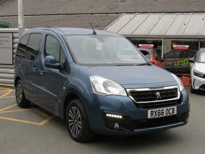 Used Peugeot TePee Allure 100 HP (73 kW) 2016 Blue MPV