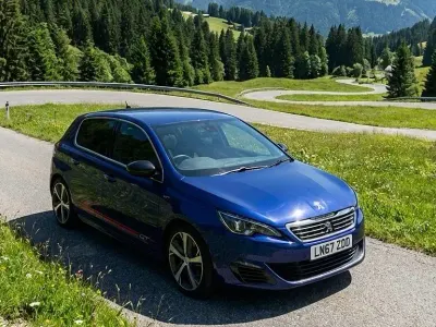 Begagnad Peugeot 308 GT 180 HK (132 kW) 2017 Blå Halvkombi