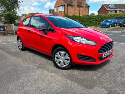Used Ford Fiesta Studio 82 HP (60 kW) 2014 Red Hatchback
